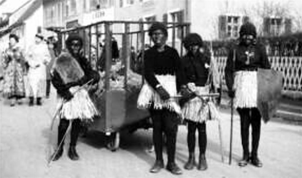 Fröhlicher Rassismus: eine Stockacher Schülergruppe hat sich 1938 als afrikanische Wilde verkleidet.