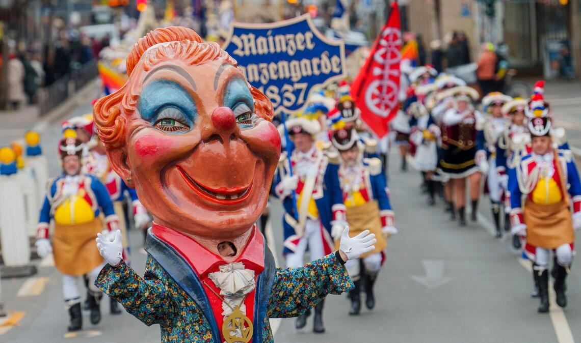 Frohsinn in Mainz: Närrischer Neujahrsumzug eröffnet die Fastnachtskampagne 2026