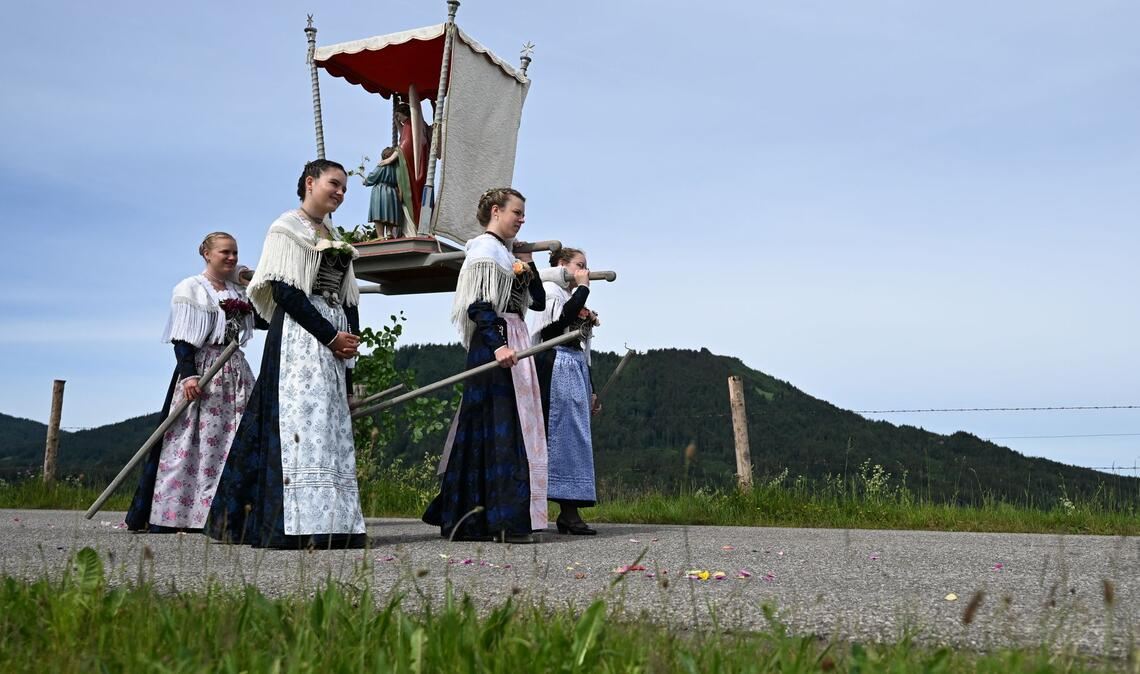 Fronleichnam in Wackersberg: Prozession mit Trachten und Altären