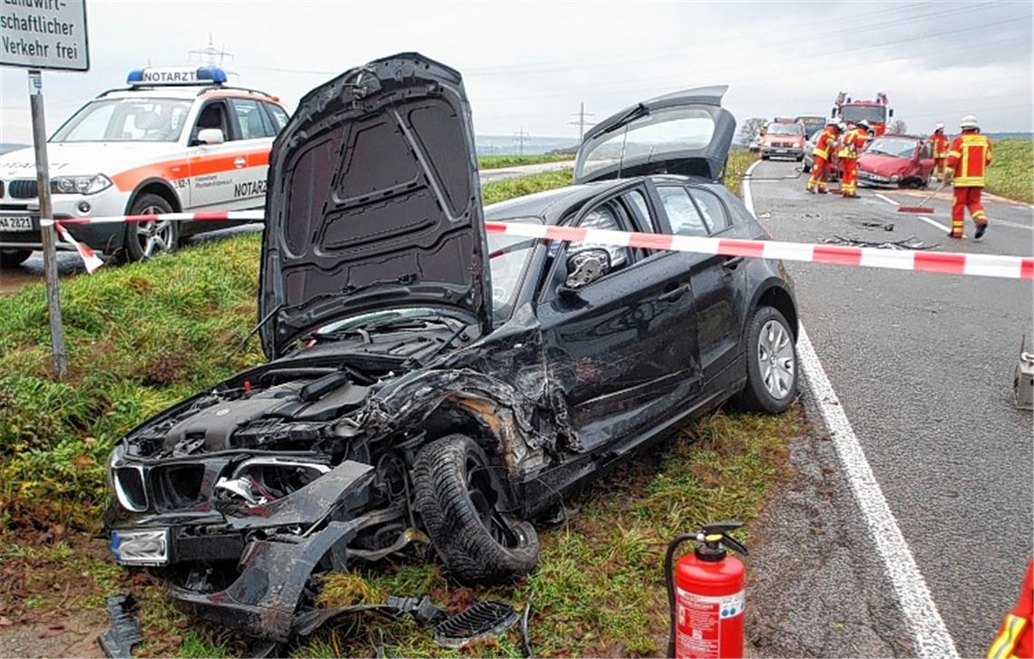 Frontalzusammenstoß bei Knittlingen: Die Fahrerin des BMW (vorne) wird schwer verletzt. Im Hintergrund der Wagen der Unfallverursacherin, in dem zwei Kinder saßen.