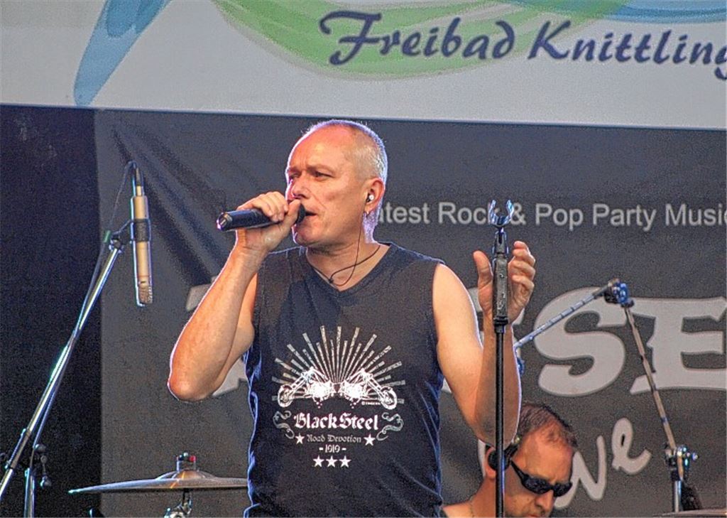 Frontmann Markus Rößle von „Besser“ heizt bei „Rock im Bad“ ein. Foto: Gienger