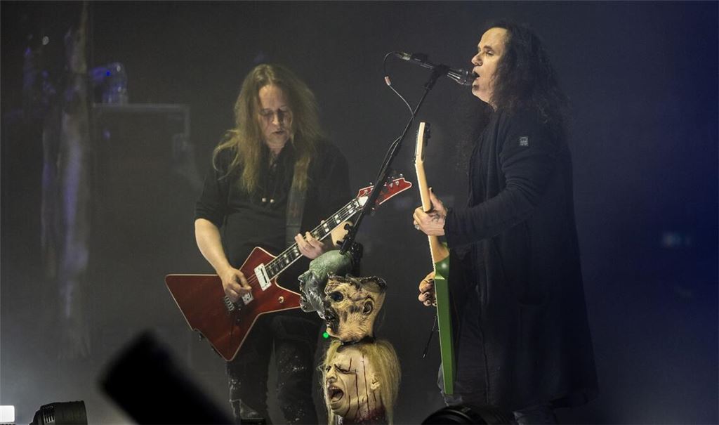 Frontmann Mille Petrozza (rechts) und Gitarrist Sami Yli-Sirniö während des Konzerts von Kreator. Furchterregende Köpfe durften dabei nicht fehlen.