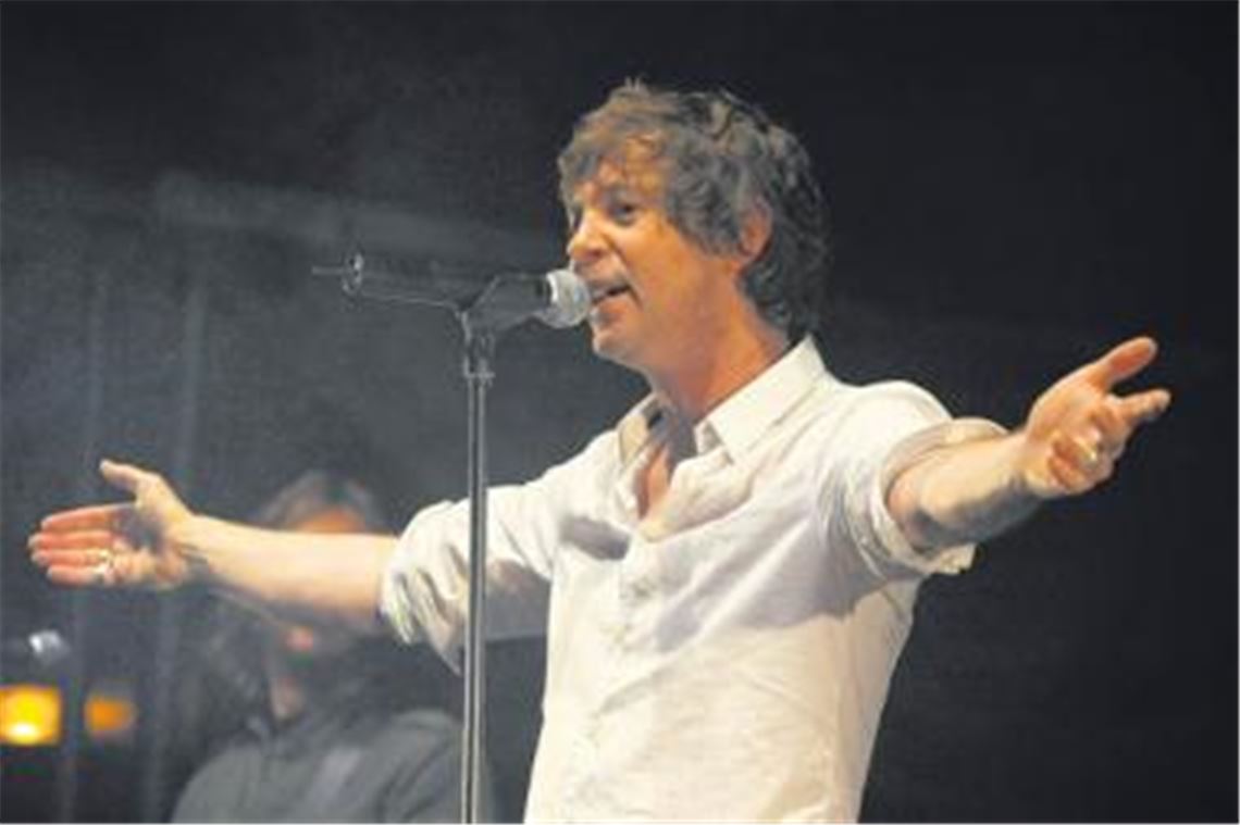 Frontmann Peter Freudenthaler ganz in seinem Element. Fools Garden ließ es am Samstag in Mühlacker richtig krachen. Den Besuchern hat es jedenfalls gefallen. Foto: Fotomoment