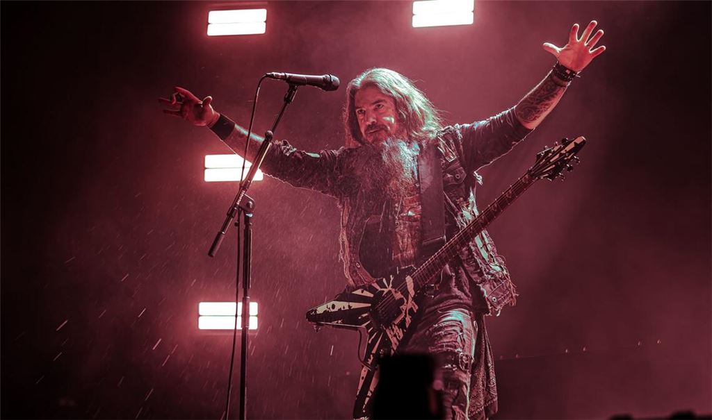 Frontmann Robb Flynn weiß genau, wie er das Publikum in der MHP-Arena zum Ausrasten bringt.
