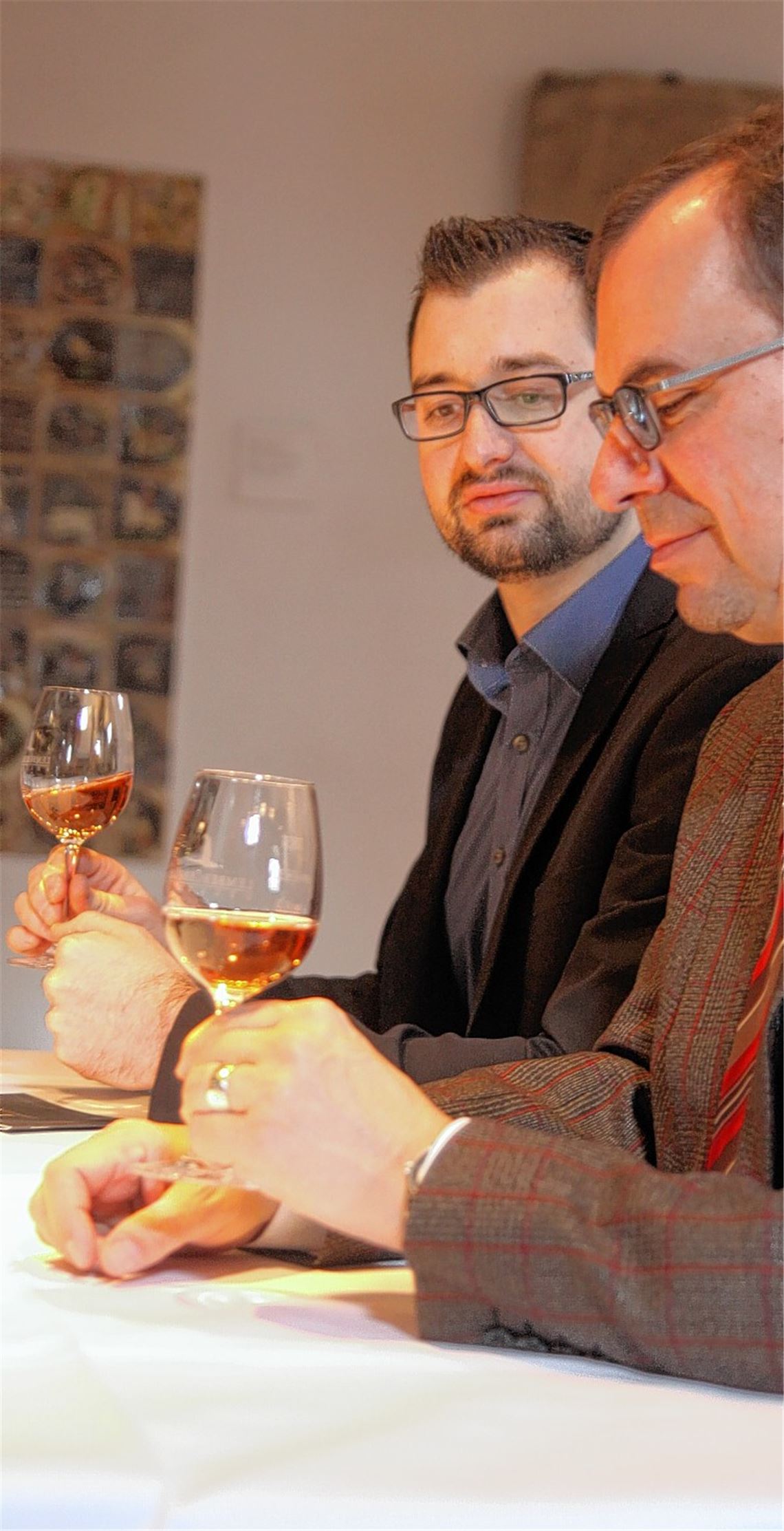 Fruchtig und frisch: OB Frank Schneider (re.) und Kellerei-Chef Christian Kaiser sind vom Gartenschau-Wein überzeugt.