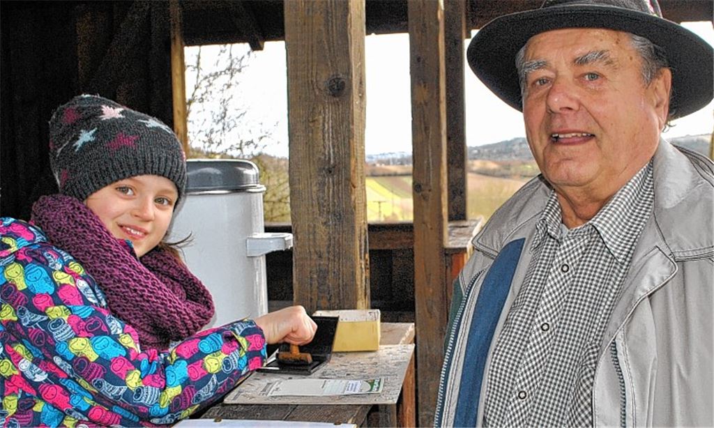 Früh übt sich: die achtjährige Finja Lang verteilte die Stempel.