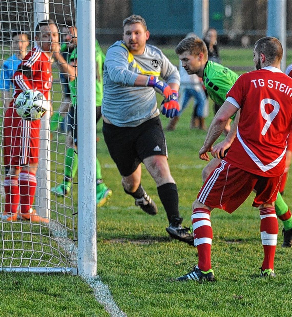Frühe Führung: Schon nach knapp zehn Minuten erzielt Anton Schaubert (re., in Grün) das 1:0 für die Sportfreunde.