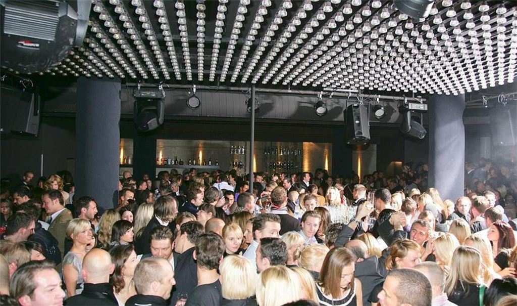 Früher bekannt als Oz, später umgebaut zum Aer-Club. In dem Keller am Kronprinzplatz fanden viele Partys statt.