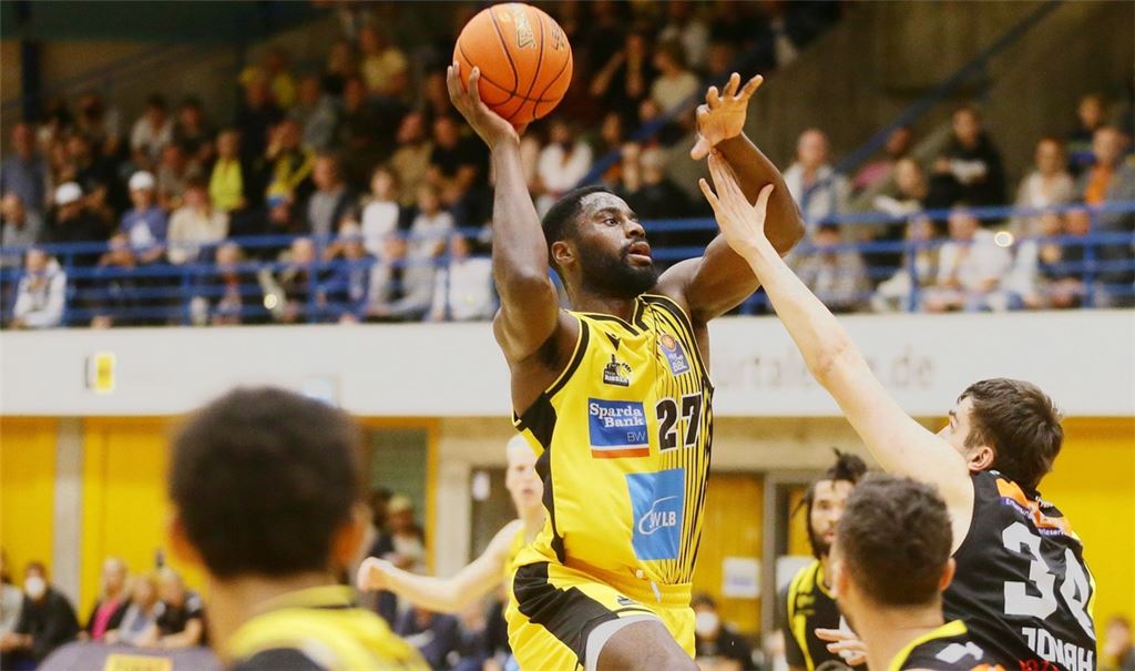 Früher den Ball am Fuß, heute in der Hand: Basketball-Profi Eddy Edigin