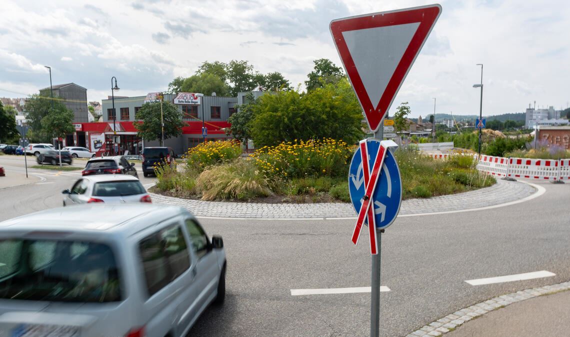 Kreisel-Baustelle ist vor dem Triathlon abgeschlossen Früher fertig als gedacht: Die Behinderungen am Kreisverkehr – hier eine Szene vom Mittwochvormittag – haben ein Ende. Foto: Fotomoment