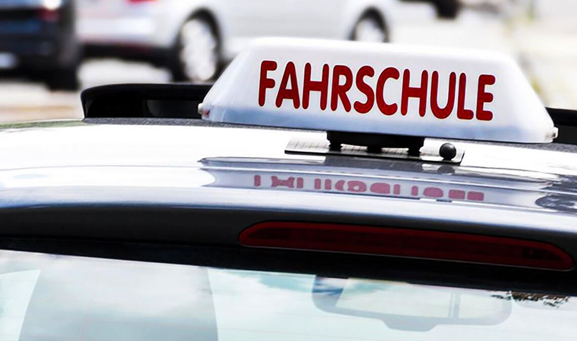 Früher galt der Führerschein bei jungen Leuten als Faktor der persönlichen Mobilität und Freiheit. Heute haben es viele mit dem theoretischen Unterricht, den Fahrstunden und der Fahrprüfung nicht mehr ganz so eilig. Symbolbild: Archiv/stock-adobe.com/Pixelot