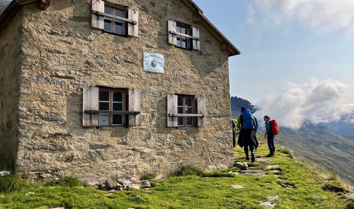 Früher ging der Gletscher direkt an der alten Prager Hütte vorbei, heute weiden in der Region Schafe.