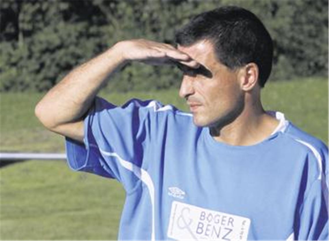 Früher in Rot, nun im blauen Dress: Michael Leimbert spielt mit dem TSV Mühlhausen gegen seinen Ex-Verein. Rund zehn Jahre war Leimbert für Großglattbach am Ball. Foto: Eigner