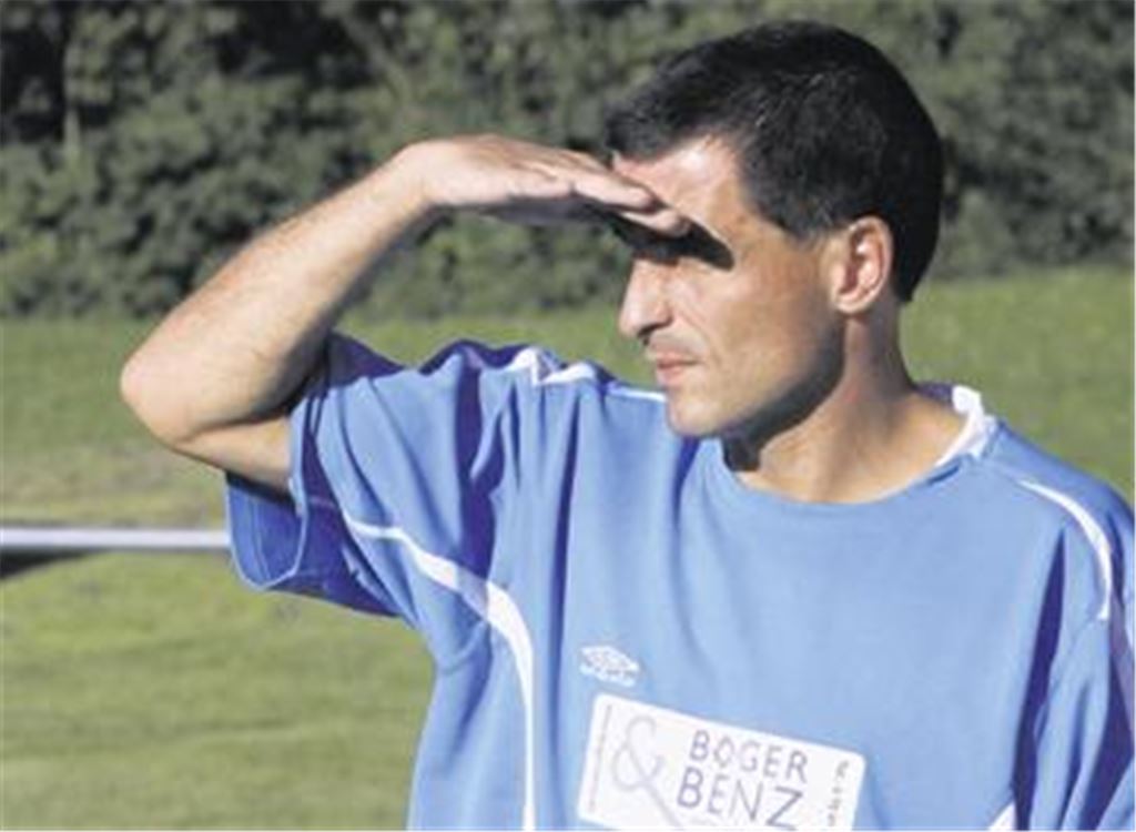 Früher in Rot, nun im blauen Dress: Michael Leimbert spielt mit dem TSV Mühlhausen gegen seinen Ex-Verein. Rund zehn Jahre war Leimbert für Großglattbach am Ball. Foto: Eigner
