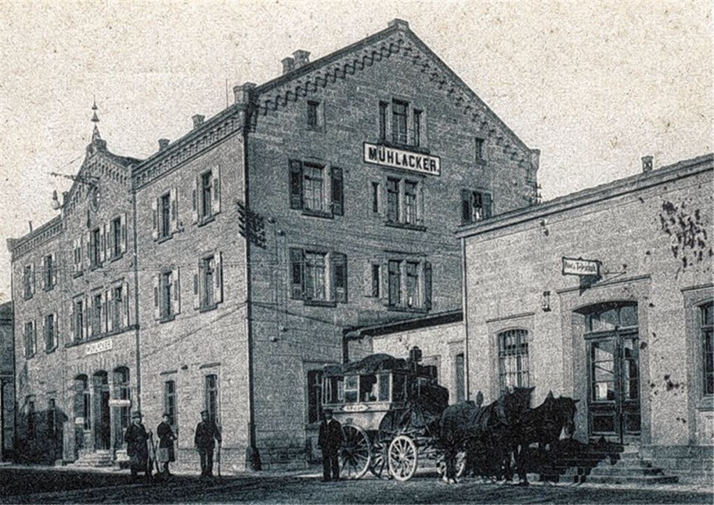 Früher wurden Fahrgäste vom Mühlacker Bahnhof aus mit Pferdekutschen befördert, wie eine über 100 Jahre alte Postkarte zeigt.Foto: ert