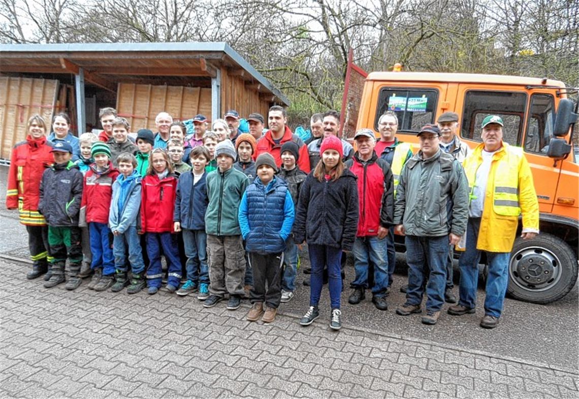 Frühjahrsputz in Sternenfels und Diefenbach: 40 freiwillige Helfer machen mit.