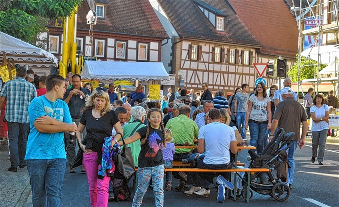 Frühlingsatmosphäre mitten im Herbst: Bei 25 Grad und strahlendem Sonnenschein nutzen Tausende Besucher die Gelegenheit zum Bummeln und Verweilen.