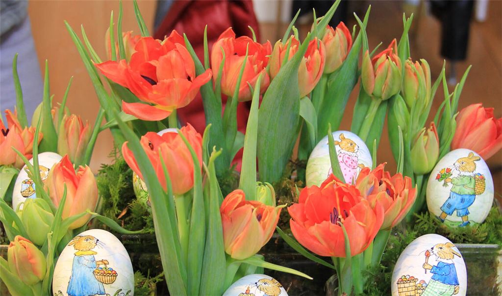 Frühlingsblumen und bemalte Ostereier: Das passt hervorragend zusammen. Beim Ostereiermarkt werden vielfältige Kunstwerke auf dünner Schale angeboten. Foto: Stadt Maulbronn
