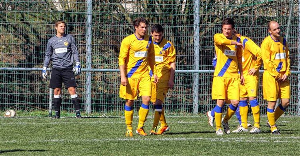 Frust bei Phönix: Zum zweiten Mal kassiert die Heimelf kurz nach der Führung den Ausgleich. Ein direkter Freistoß landet zum 2:2-Halbzeitstand im Netz. Foto: Eigner