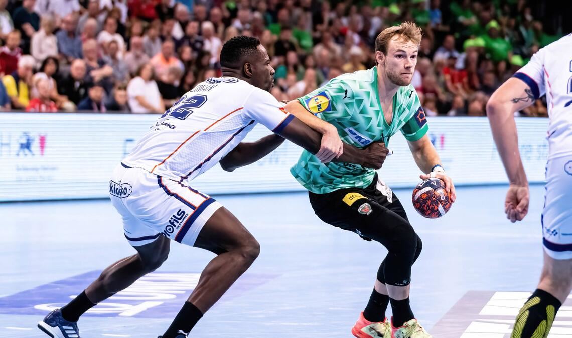 Füchse-Star Mathias Gidsel (re.) gegen Montpelliers Karl Konan: Berlin steht im Finale.