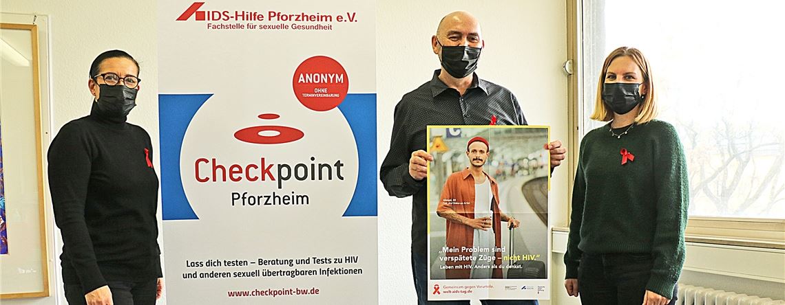 Führen die Aidshilfe Pforzheim durch schwere Zeiten: Claudia Jancura, Beratungsstellen-Leiterin (re.), Vorsitzender Timur Fuhrmann-Piontek und Mitarbeiterin Grit Butz. Foto: Wewoda