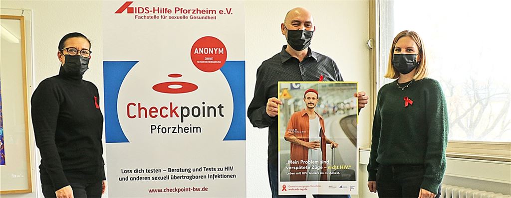 Führen die Aidshilfe Pforzheim durch schwere Zeiten: Claudia Jancura, Beratungsstellen-Leiterin (re.), Vorsitzender Timur Fuhrmann-Piontek und Mitarbeiterin Grit Butz. Foto: Wewoda