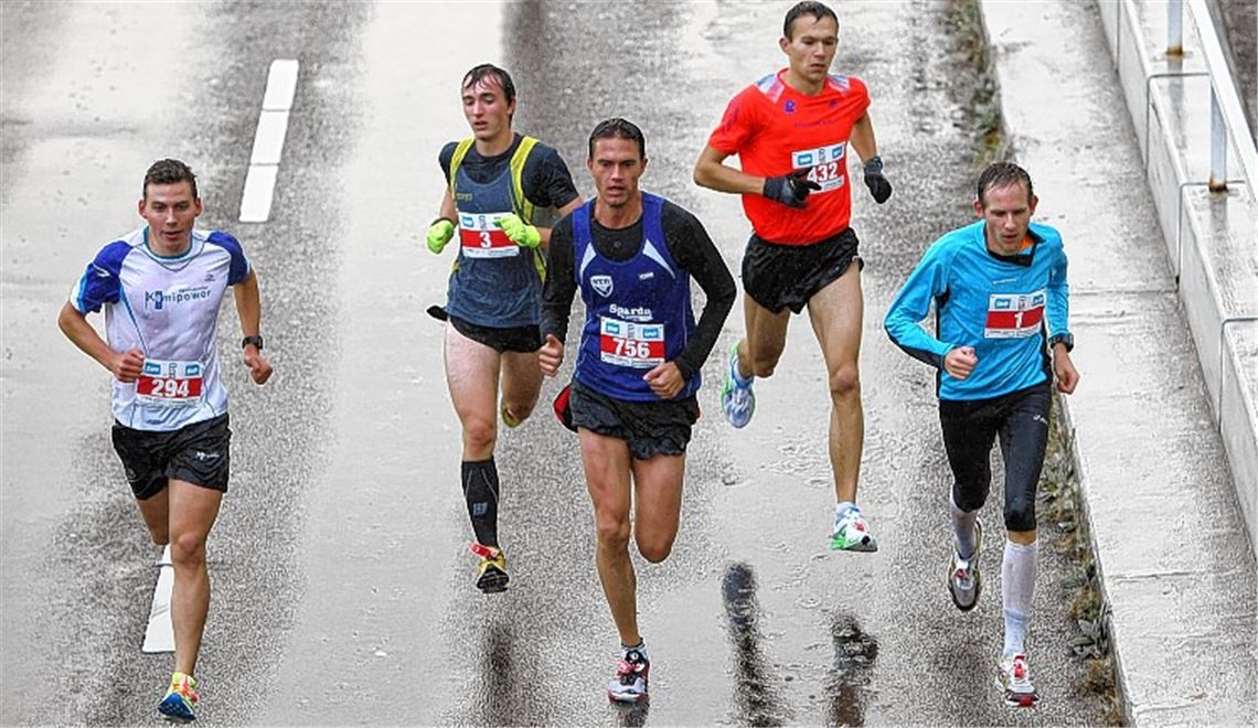 Führungsgruppe mit dem späteren Sieger Sebastian Keinert (in Orange mit Startnummer 432) und dem Zweitplatzierten Markus Nippa (1), Philipp Kern (3) belegt am Ende den dritten Platz. Mit im Bild Jose Giese (294; Team Kemipower) und Stefan Schmid (756; Sparda Team Rechberghausen), die später die Plätze vier und fünf belegen. Foto: Rubner