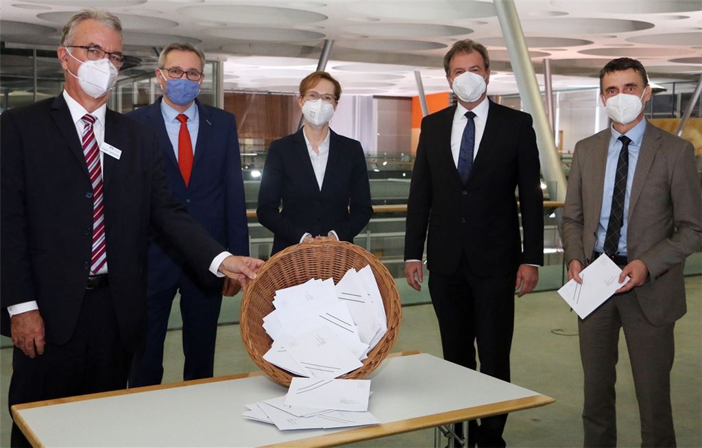 Führungsmannschaft der Volksbank bei der Stimmauszählung: Vorstandsvorsitzender Jürgen Zachmann (v.li.), ), Vorstandsmitglied René Baum, Notarin Melanie Löbbecke, Aufsichtsratsvorsitzender und Versammlungsleiter Martin Keppler und Vorstandsmitglied Ralf Günther-Schmidt. Foto: privat