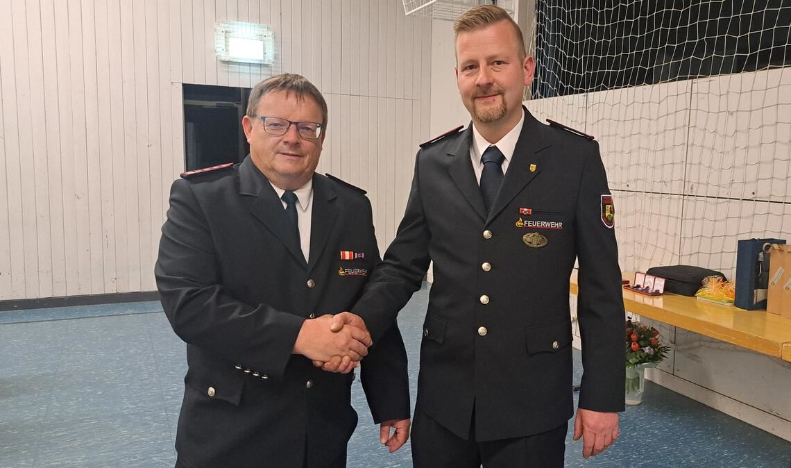 Führungswechsel bei der Feuerwehr Ölbronn-Dürrn: Jürgen Braun (li.) gratuliert seinem Nachfolger Dominik Schweickert.