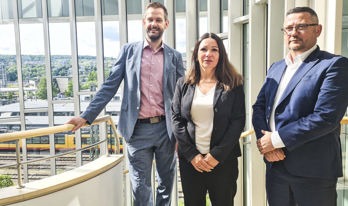Führungswechsel beim VPE. Landrat und Aufsichtsratsvorsitzender Bastian Rosenau (v. li.) stellt die Nachfolgerin von Daniel Peikert, Yasmin Petersen, vor. Foto: Metzbaur