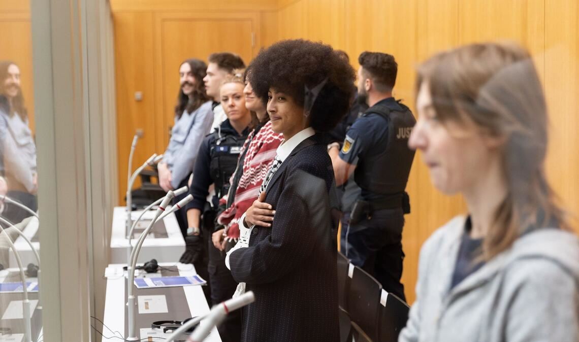 Fünf Menschen zwischen 25 und 40 stehen  in Stammheim vor Gericht. Ihnen wird unter anderem  Sachbeschädigung und Hausfriedensbruch vorgeworfen.