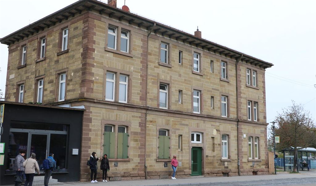 Fünf Wohnungen und zwei Einzelzimmer sind in dem Gebäude, das die Stadt von einem privaten Eigentümer angemietet hat, bereits belegt. Foto: Steigleder