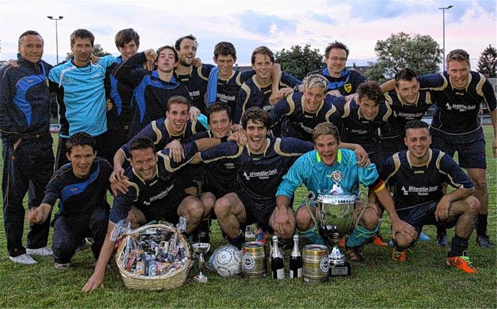 Fünfter Triumph in Folge: Die Mannschaft von Phönix Lomersheim jubelt über den Sieg im Stadtpokal-Finale. Foto: Eigner