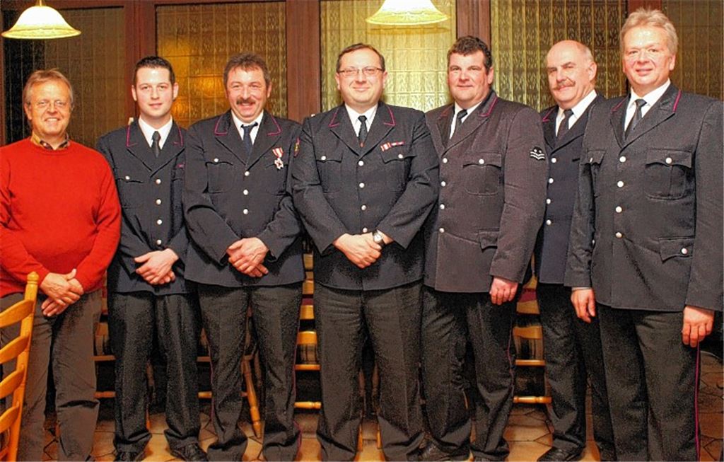 Für 25 Jahre aktive Mitgliedschaft werden Bernd Häußermann und Steffen Böhler (3. und 4.v.li.) geehrt. Mit auf dem Bild sind Bürgermeister Werner Henle (li.), der stellvertretende Kommandant Benjamin Kolb (2.v.li.), Feuerwehrkommandant Jochen Hörnle (3.v.re.), Verbandsvorsitzender Martin Rühle (2.v re.) sowie der stellvertretende Kreisbrandmeister Michael Szobries (re.). 