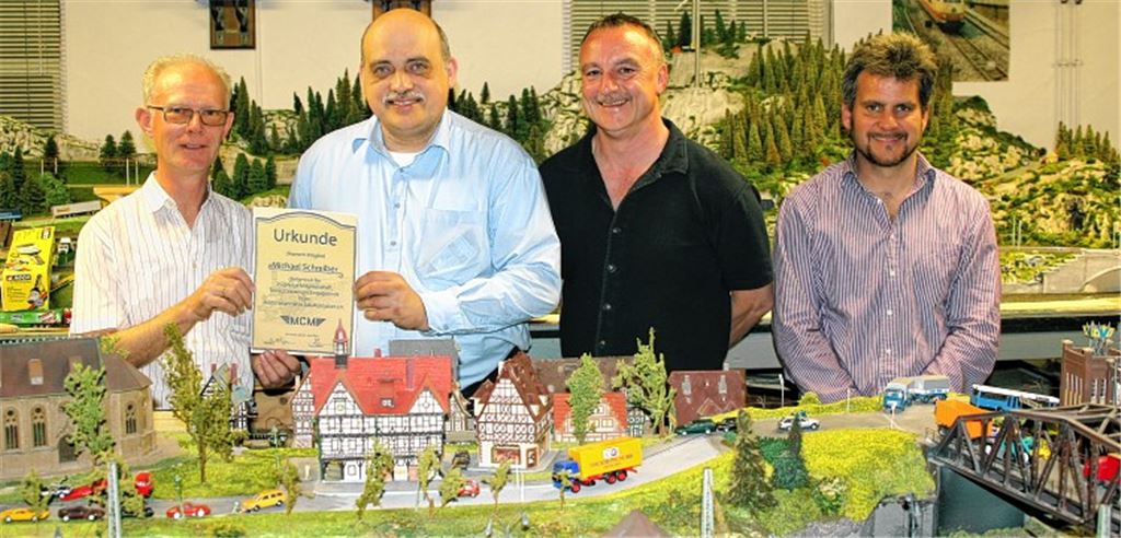 Für 25-jährige Mitgliedschaft im Modellbahnclub wird Michael Schreiber (2. v. li.) von Präsident Martin Böhringer (li.) und den Vorsitzenden Thomas Oertle und Thomas Gall (v. re.) geehrt.