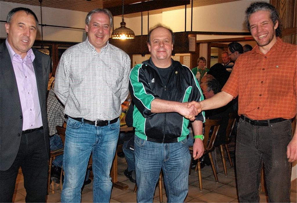 Für 40 Jahre Mitgliedschaft im SV Sternenfels wird Frank Esslinger (2. v. re.) von den Vorsitzenden Wolfgang Hagel, Bernd Erkenbrecher und Michael Schlotterbeck (v. li.) geehrt. Foto: Appich