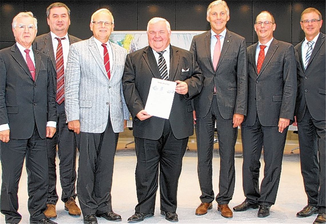 Für 40 Jahre in der Sparkassenorganisation wurde der stellvertretende Vorstandsvorsitzende der Sparkasse Pforzheim Calw, Hans Neuweiler (Mitte, in einer Sitzung des Verwaltungsrates geehrt: (v. li.) Vorstand Hans-Heiner Bouley, Personalratsvorsitzender Jürgen Schweickhart, Verwaltungsratsvorsitzender Landrat Karl Röckinger (Enzkreis), Verwaltungsratsvorsitzender Landrat Helmut Riegger (Kreis Calw), Vorstandsvorsitzender Stephan Scholl und Vorstandsmitglied Sieghardt Bucher. Foto: privat