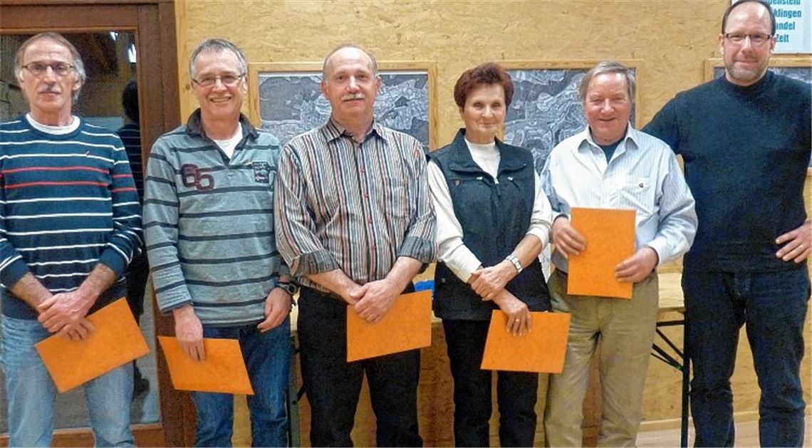 Für 40jährige Mitgliedschaft beim TV Hohenklingen erhalten (v.li.) Theo Krauß, Hansjörg Roller, Horst Steinhilper, Ingrid Burmistrak und Wolfgang Jaworofski aus den Händen des ersten Vorsitzenden Lutz Neumann die goldene Ehrennadel des Vereins. Foto: privat