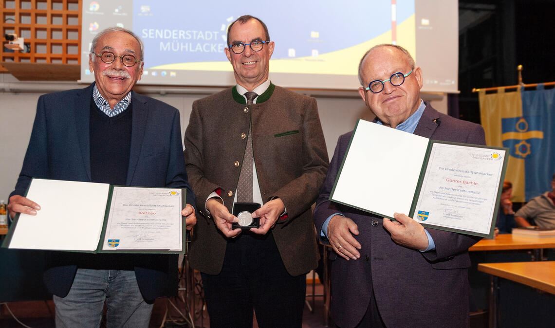 Stadt dankt ihren Dauerbrennern Für 50 Jahre im Gemeinderat zeichnet OB Schneider Rolf Leo (li.) und Günter Bächle mit der Senderstadt-Medaille aus. Foto: Fotomoment