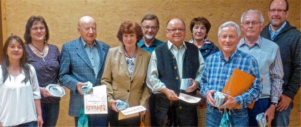 Für 60 Jahre Mitgliedschaft im TV Hohenklingen werden Fritz Gerstenbrand (2.v.re.) und Walter Ehmann (3.v.re.) mit einer Sonderehrung bedacht, ebenso wie auch Aurelie Frick (4.v.li.) und Wilhelm Frick (3.v.li.) für 50 Jahre. Weitere langjährige Mitglieder zeichnet der Vorsitzende Lutz Neumannn (re.) für 40- und 25-jährige Mitgliedschaft aus.