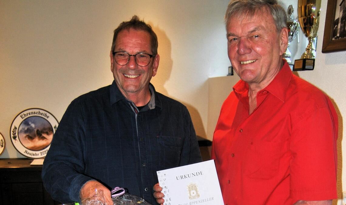 Für 60 Jahre Mitgliedschaft wird Rudi Appenzeller (re.) von Oberschützenmeister Edgar Müller ausgezeichnet. Foto: Haller