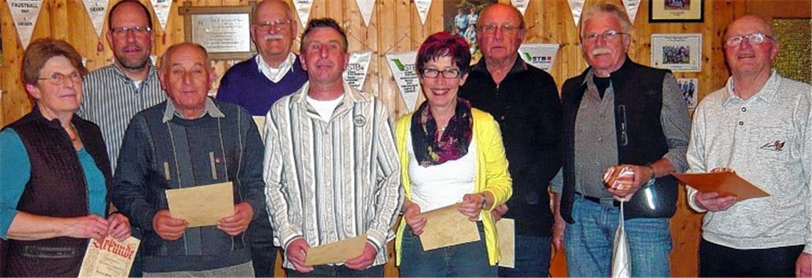 Für 60-jährige Mitgliedschaft beim TV Hohenklingen erhält Herbert Ehmann (re.) ebenso eine Sonderehrung wie Karl Krauß (2. v. re.) für 50 Jahre. Weitere Mitglieder zeichnet der Vorsitzenden Lutz Neumannn (2.v.li.) für 40- und 25-jährige Mitgliedschaft aus. Foto: Haller