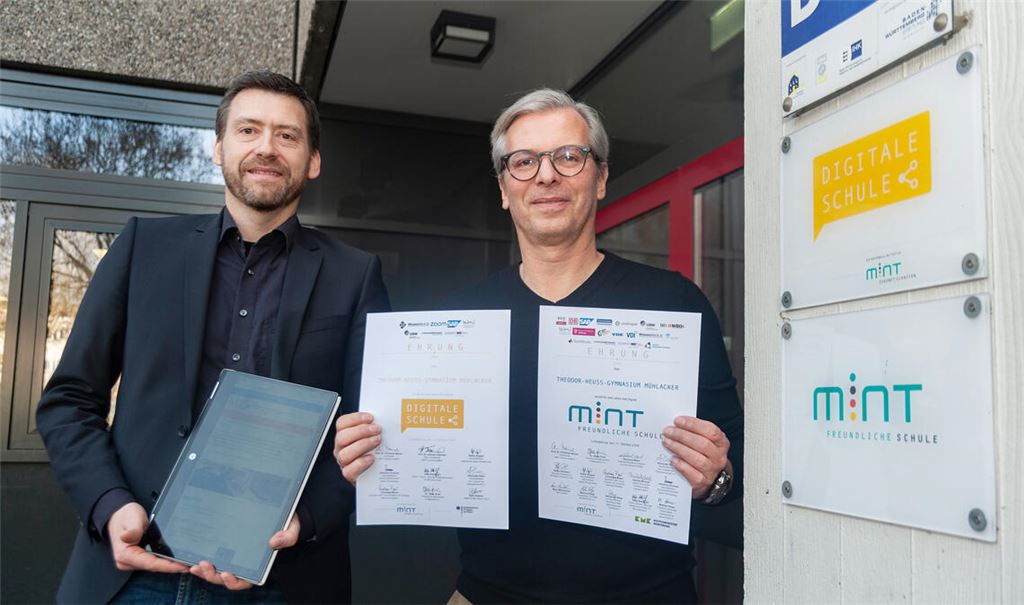 Für Alexander Dutt (li.) und Steffen Rupp zeigt das doppelte Gütesiegel, dass das THG für die Zukunft gut aufgestellt ist. Foto: Fotomoment