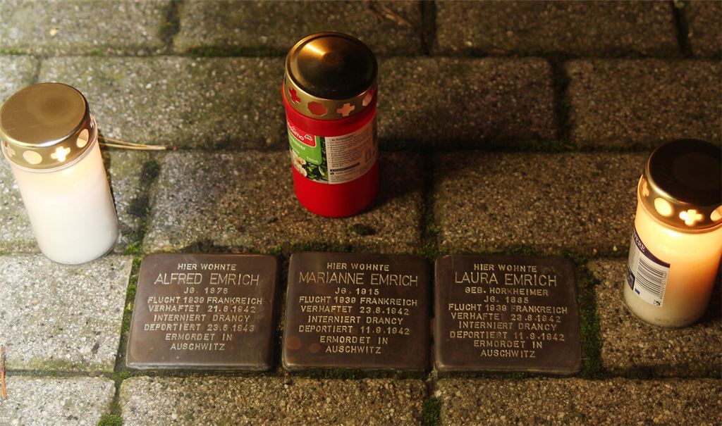 Für Alfred, Marianne und Laura Emrich wurden in Mühlacker Stolpersteine verlegt. Foto: Archiv