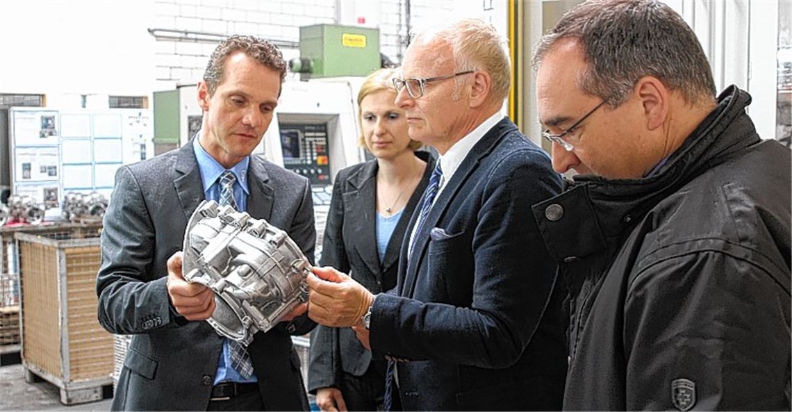 Für Automobil-Hersteller fertigt der Aluminium-Gießer Abele in Mühlacker Druckguss-Motoren- und Getriebeteile. Darüber informiert (v. li.) Geschäftsführer Jochen Lindner die kommunale Besucherdelegation mit Landrat Karl Röckinger, der Enzkreis-Wirtschaftsbeauftragten Kerstin Monasso sowie Konrad Teufel vom Grundstücksmanagement der Stadt Mühlacker. Foto: Kollros