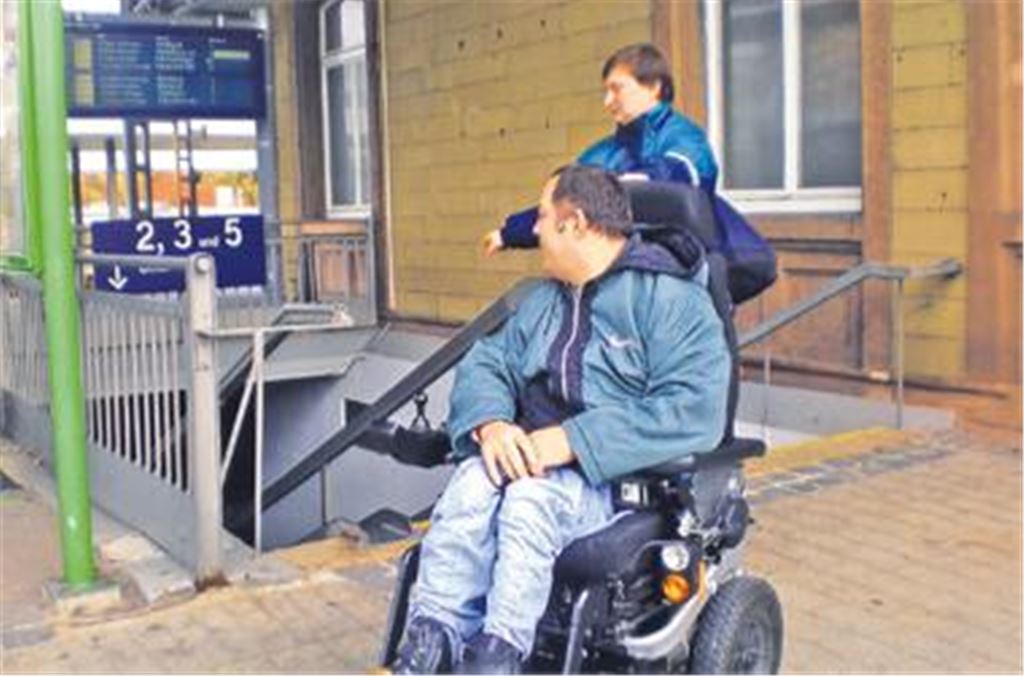 Für Behinderte im Rollstuhl ist es derzeit ohne tatkräftige Unterstützung von Helfern nicht möglich, alle Bahnsteige zu erreichen.
Foto: privat