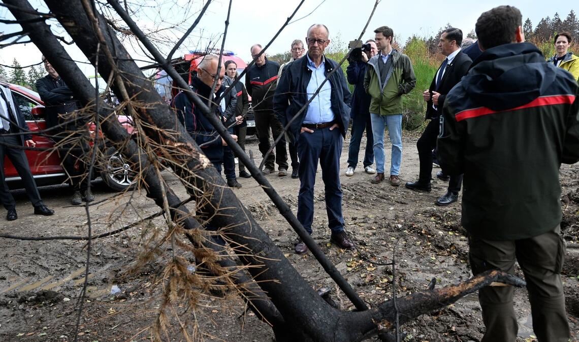 Für Bundeskanzler Merz ist der Waldbrand in Hürtgenwald eine Folge des Klimawandels. 