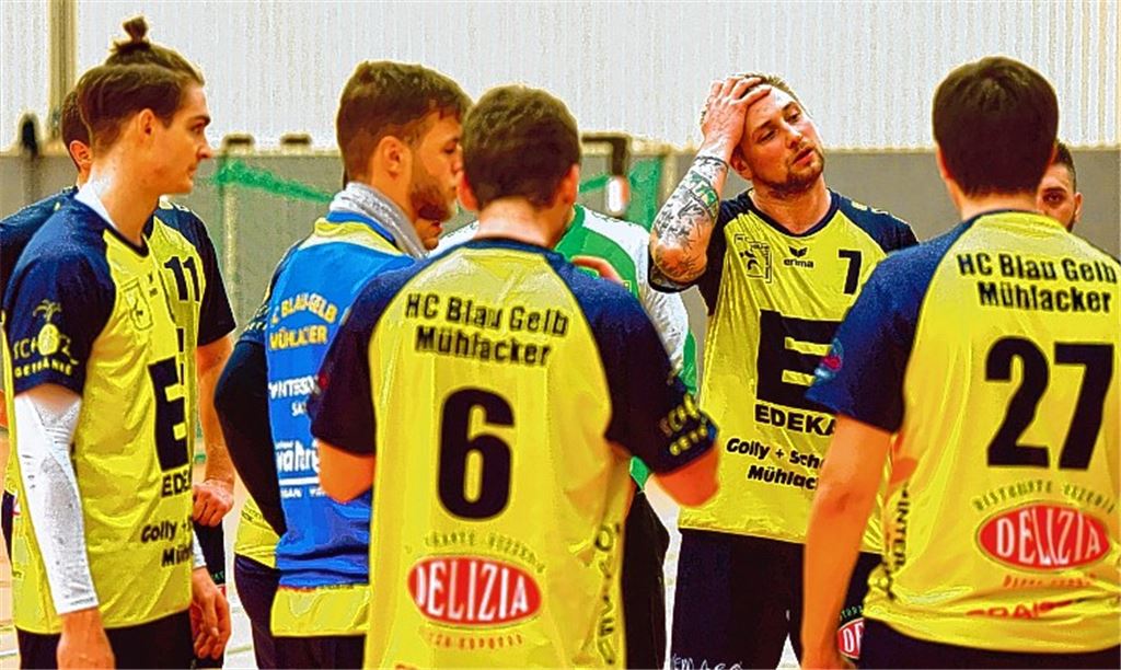 Für Carl Reiß (Nr. 7) und seine Mitspieler verläuft die Bezirksliga-Saison noch nicht vollends rund. Gegen Forst winkt den Blau-Gelben der fünfte Saisonsieg. Schüller