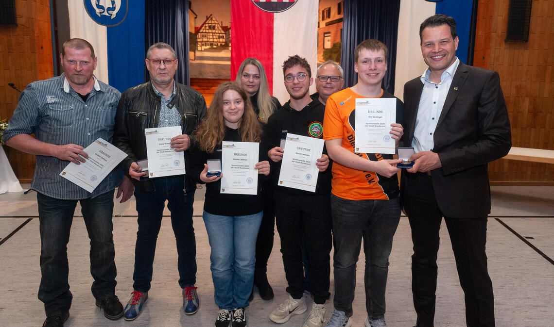 Für Deutsche Meistertitel werden Helmut Seifried, Frank Flumm, Hanna Lebherz, Natascha Rose, David Lebherz, Bernd Lebherz, Tim Riexinger vom VfS Maulbronn-Diefenbach von Aaron Treut (v. li.) geehrt.