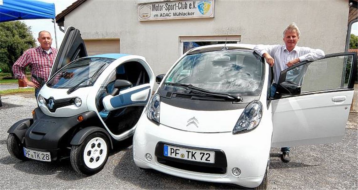 Für Elektromobilität auf unseren Straßen werben MSC-Vorsitzender Thomas Knapp (re.) und sein Schatzmeister Walter Franz sowie Autohändler mit elektrobetriebenen Fahrzeugen.Foto: Kollros